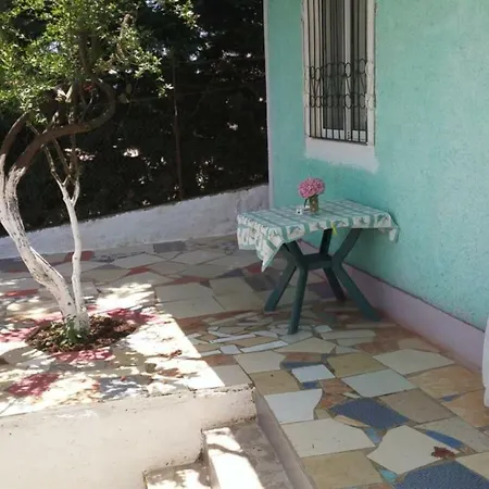 Keno's Hostel *